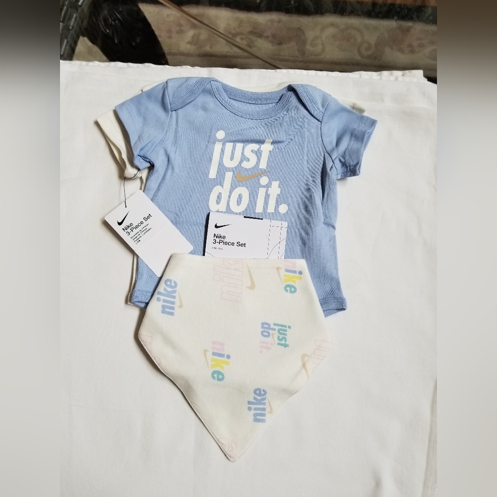 Nike Baby 3 Pce Set Infant 6M Blue & White bib White NWT